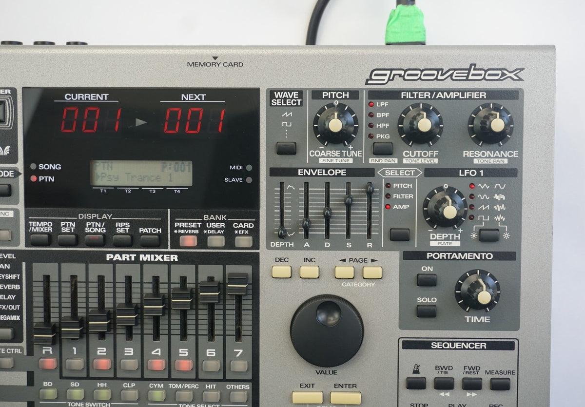 Roland MC-505 Synthesiser Groovebox Drum Machine Sequencer – LOFI