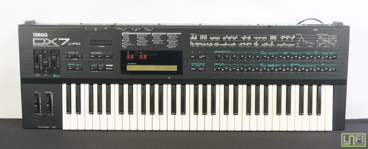 【中古】YAMAHA DX7IID FM SYNTHESIZER 【付属品多数】 Yamaha DX7II-FD Vintage Digital Polyphonic FM Synthesiser - 100V