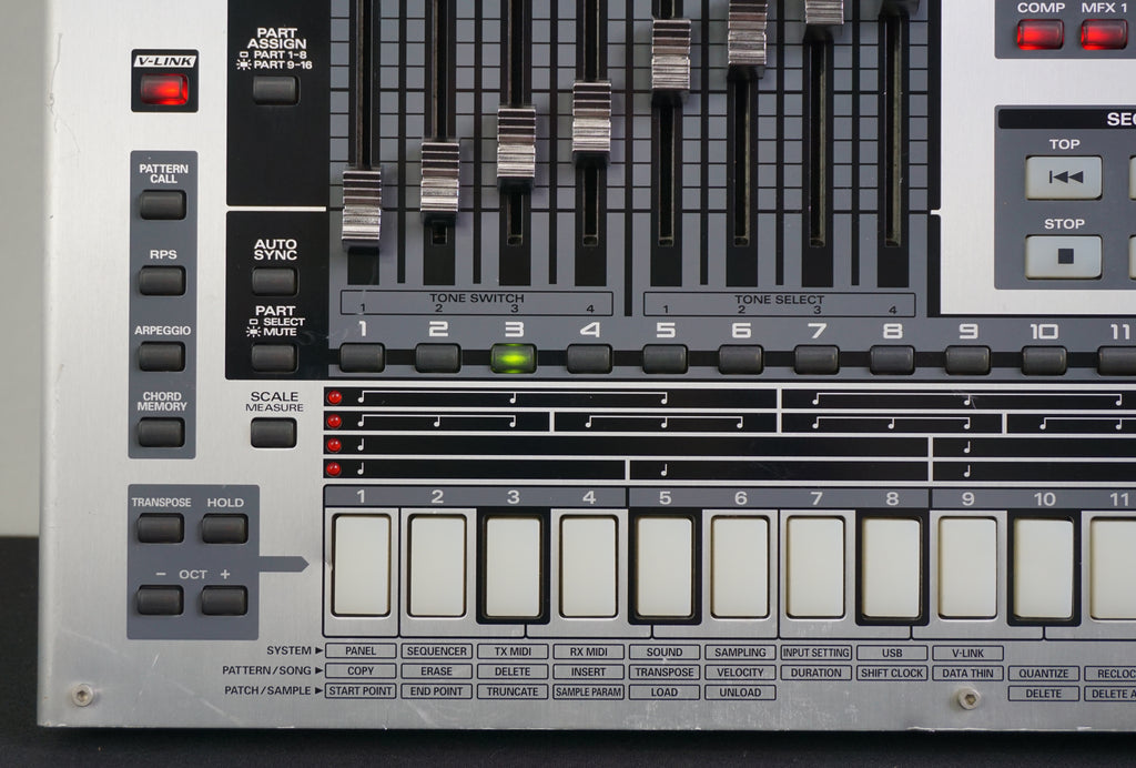 Roland MC-808 Sampling Groovebox Sampler, Sequencer, Synthesiser