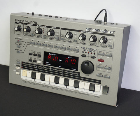 DJ機材 Roland MC-303 Groovebox Roland MC-303 Groovebox – Chicago Music Exchange